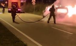 Seyir halindeyken alev alan otomobil kullanılmaz hale geldi