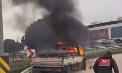 Bursa'da seyir halindeki kamyonet alev alev yandı