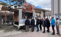Bursa'da istediği ile evlenen kadın lokma dağıttı