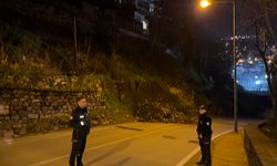 Tarihi noktada toprak kaydı Tophane yolu ulaşıma kapandı