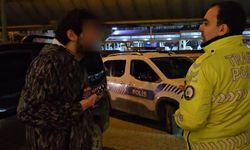 Alkollü ve Ehliyetsiz Yakalandı: “Kız Arkadaşıma Öğretiyordum” Savunması