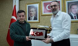 Kestel’de duygulandıran an: Kuryenin bayrak hassasiyeti kamerada