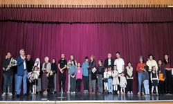 Bursa'nın Gemlik ilçesinde öğretmenlerin sahnelediği İdeal Aile Reçetesi 2 adlı tiyatro oyunu ilgi gördü. Aile içi ilet