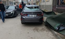 Çatı, lodosla birlikte otomobilin üzerine uçtu