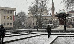 Bursa'da şehir merkezinde kar sürpriiz...Uludağ'a çıkacaklar dikkat....