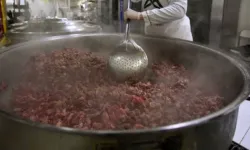 Belediye aşevinde dağıtılan kavurmadan çip ve at eti çıktı