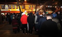 Bursa’da sahur kuyruğu: Tarihi meydanda metrelerce sıra oluştu