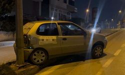 Bursa’da park halindeki otomobil refüjdeki direğe çarptı