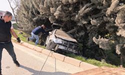 Bursa’da Kontrolden Çıkan Otomobil Ağaçlığa Savruldu: 1 Yaralı