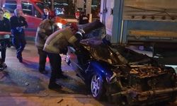 Bursa'da otomobil tırın altına girdi!