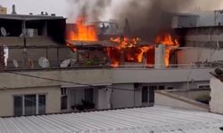 Bursa'da binanın çatısı alevlere teslim oldu
