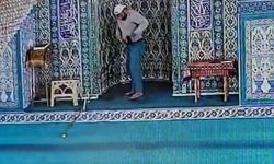 Oltayla girdiği camiden mikrofonları çaldı