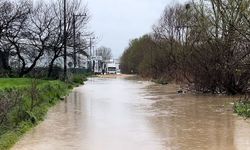 Bursa'da dere taştı araçlar mahsur kaldı