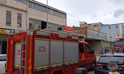 Çöken çatıdan düşen usta yaralandı