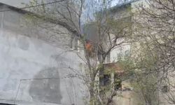 Çatı katında korkutan yangın… Mahalleli sokağa döküldü, çatı küle döndü