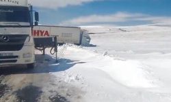 Kars'ta kayan tır yolu kapattı