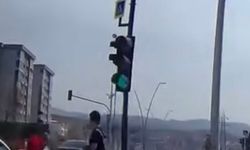 Bir Adım Hayat Kurtardı: Kırmızı Işıkta Yola Atladı, Facia Teğet Geçti