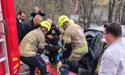 Bursa'da otomobil bariyerlere çarptı: 2 yaralı