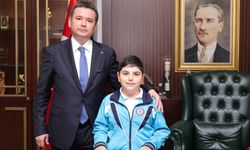 Başkan Aydın koltuğu çocuklara bıraktı