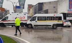 Kamyon ile servis minibüsü çarpıştı 4 kişi yaralandı