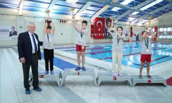 Osmangazi Yüzme Şenliği’nde kazananlar kupalarını aldı