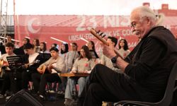 Usta sanatçı Cahit Berkay gençlerle aynı sahneyi paylaştı