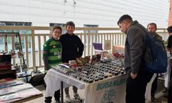 Bursa’da Minik Girişimciye Büyük İlgi: Oyuncak Arabalarla Harçlığını Kazanıyor