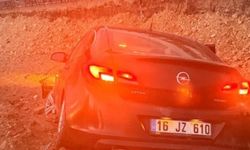 Bursa'da kontrolden çıkan otomobil inşaata uçtu: 2 yaralı