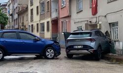 Otomobil ile çarpışan cip eve girdi