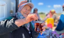 Tarlada Yorulan İşçiler, Odun Ateşinde Demlenen Çayla Dinleniyor
