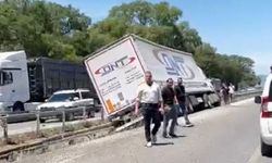 Bursa'da ön lastiği patlayan tır refüje girdi