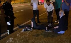 Devrilen motosikletten düşen genç yaralandı, annesi yanından ayrılmadı