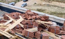 Bursa'da çatıda çalışan işçiler kiremitlerin altında kaldı