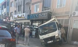 Bursa'da park halindeki minibüsün üzerine asansör devrildi