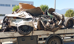 Freni patlayan kamyon 2 araca çarptı; 3 kişi yaralandı