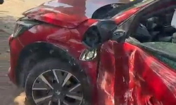 Bursa'da otomobil ağaca, minibüs bahçe duvarına çarptı