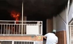 4 katlı evin giriş katında çıkan yangına ilk müdahaleyi vatandaşlar yaptı