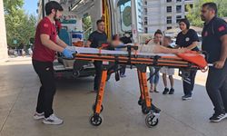 Otomobil motosikletle çarpıştı: 2'si çocuk 3 yaralı