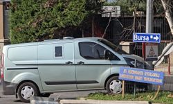 Bursa'da zırhlı banka aracı elektrik direğine çarptı