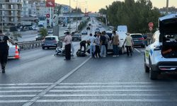 Otomobilin çarptığı genç motosiklet sürücüsü yola savruldu