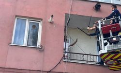 Hastaneye yatmamak için polise bıçak çekip direndi..
