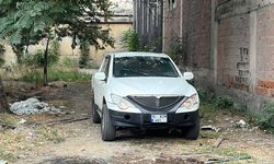Bursa'da kendini otomobile kitleyen kadın ekiplere zor anlar yaşattı