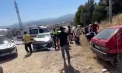 Bursa'da iki otomobil kafa kafaya çarpıştı