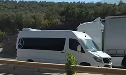 Ters şeride giren servis minibüsü tehlike saçtı