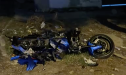 Yolun bittiğini farketmeyince motosikleti ile boş alana uçtu