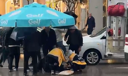 Yolun karşısına geçerken otomobil çarptı: Vatandaşlar yaralıya şemsiye tuttu
