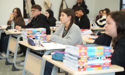 Yenişehir'de üniversite adaylarına 3 bin kitap desteği