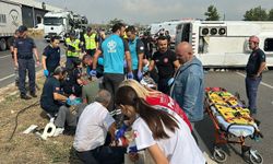 Yolcu midibüsü devrildi: Çok sayıda yaralı var