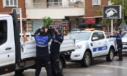 Nilüfer’de kaldırım ve yolları işgal eden tabelalar toplandı