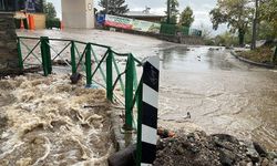 Bursa'da sağanak yağış dereleri taşırdı: Cumalıkızık'ta köprü sular altında kaldı